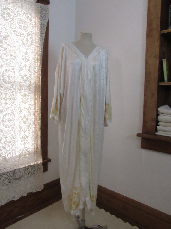 Plush Velour Robe / White Soft Embroidered Caftan