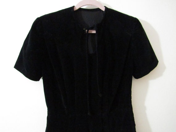 1950s Wiggle Dress in Black Velvet - image 4