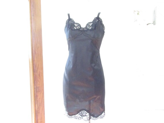 Vintage 1960s Sears short black slip with lace - image 9
