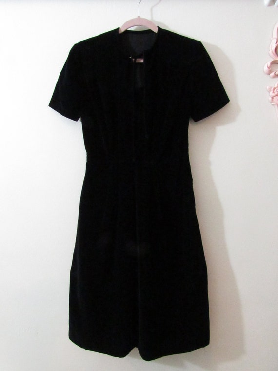 1950s Wiggle Dress in Black Velvet - image 1