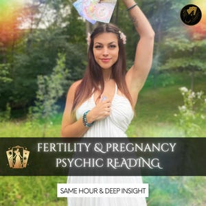 Op de afbeelding: Een vrouw in een witte jurk houdt tarotkaarten omhoog in een bosrijke omgeving. De tekst luidt "Vruchtbaarheid & Zwangerschap Psychische Lezing Zelfde uur & Diep inzicht".