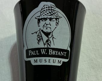Bicchierino da shot in vetro nero del Paul W Bryant Museum, oggetto da collezione per la squadra di football dell'Alabama.