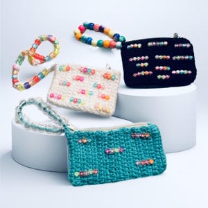 Pulseras tejidas a mano con asas de joyería de cuentas de colores y etiquetas con palabras