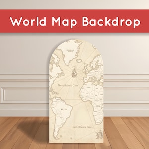 Może przedstawiać: Tło mapy świata w stylu vintage z łukowatym wierzchołkiem. Mapa jest w odcieniach beżu, z kontynentami i oceanami oznaczonymi etykietami. Napis "World Map Backdrop" jest biały na czerwonym banerze. Tło stoi na drewnianej podłodze.