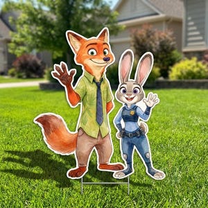 K&ouml;nnte beinhalten: Gartendekoration mit den Zeichentrickfiguren Nick Wilde, einem Fuchs, und Judy Hopps, einem Kaninchen. Nick tr&auml;gt ein gr&uuml;nes Hemd, eine Krawatte und eine braune Hose. Judy ist in Polizeiuniform. Beide winken.