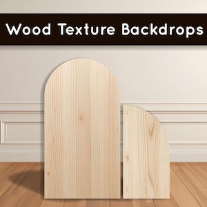 Könnte beinhalten: Zwei hellfarbene Holz-Hintergründe mit gewölbter Oberseite und einer Viertelkreis-Oberseite, vor einer weißen Wand und einem Holzboden. Der Text "Wood Texture Backdrops" wird auf einem dunkelbraunen Banner angezeigt.