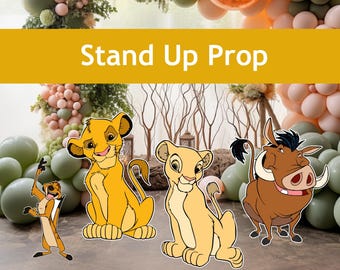 Può includere: Accessori da pavimento con Simba, Nala, Pumbaa e Timon del film Disney Il Re Leone. Gli accessori sono stampati su cartone e sono pronti per essere utilizzati per una festa o un servizio fotografico.