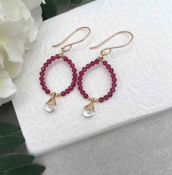 Orecchini ad anello realizzati con filo riempito in oro 14k