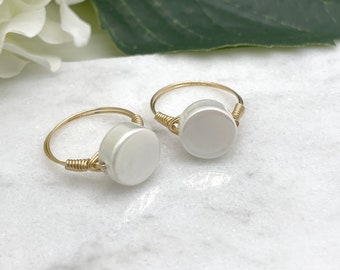 14k Gold Filled Wire Wrapped Ring with a Single, Flat, Round, Mother Of Pearl GR-14