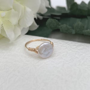 Anillo envuelto en alambre relleno de oro de 14 k con perla de agua dulce redonda y plana GR-18