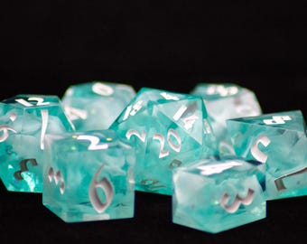 Handgefertigte Sharp Edge Resin Würfel SET: Teal Swirl und Glitzer Polyedrischer Kunst Würfel