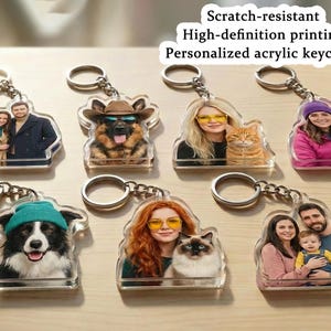 Op de afbeelding: Acryl sleutelhangers met gepersonaliseerde foto's. De sleutelhangers zijn krasbestendig en voorzien van high-definition print. De sleutelhangers hebben afbeeldingen van mensen, honden en katten. De tekst op de afbeelding luidt: "Scratch-resistant High-definition printing Personalized acrylic keychain."