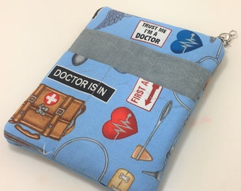 Organizer kieszonkowy na leki z zamkiem błyskawicznym - Doctor is In Print - wykonany na zamówienie
