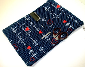 Etui na stetoskop dla pielęgniarki: organizer na narzędzia medyczne i tablet – Heartbeat Print