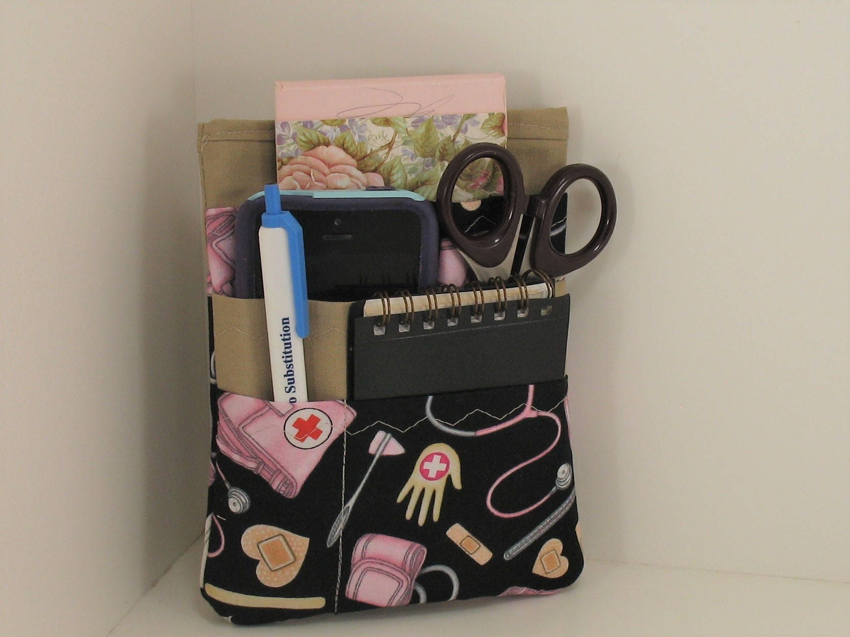 Organizer Infermiere - Organizer Infermiere Tasca - Porta Penne Infermieri  Tasca - Porta Oggetti Infermiere Tasca - Accessori Nurse Pen - Gadget Porta  Pastelli Infermiera - Accessori Infermiere. : : Moda