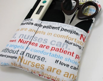 Organizer kieszonkowy dla pielęgniarki z zamkiem błyskawicznym - Caring Nurse Words - wykonany na zamówienie