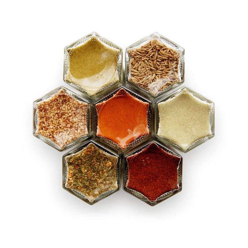 Portaspezie Magnetico di Gneiss Spice / 12 Piccoli Barattoli Esagonali di Vetro Vuoti per Frigorifero / Idea Regalo Ecologica Zero Rifiuti - Italia