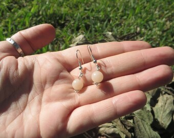 HerARTofStone による繊細なピーチ アベンチュリン イヤリング