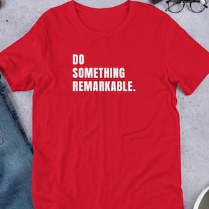Camiseta unisex con letras blancas "Do Something Remarkable"