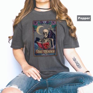Comfort Colors® The Reader Tarot Karten Shirt, Unisex Tarot Karten Shirt, Buch Liebhaber Geschenk, Leseratte Geschenk, Tarot Liebhaber Geschenk