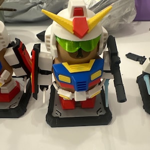 Gundam Capybara Figure: Magnetic connected