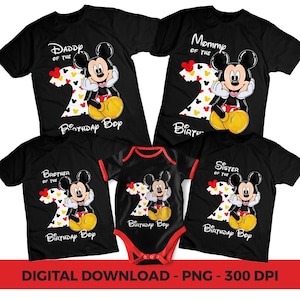 Pode incluir: Camisetas pretas de aniversário em família e um body com Mickey Mouse. As camisetas dizem "Daddy", "Mommy", "Brother" e "Sister" com "Birthday Boy" e o número 2. O body tem um design semelhante. A imagem também inclui "DIGITAL DOWNLOAD - PNG - 300 DPI."