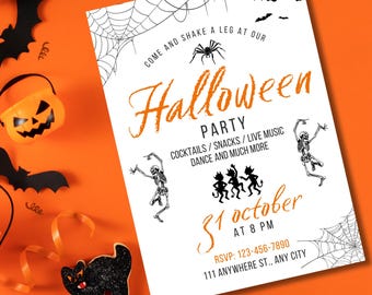 Puede incluir: Una invitación a una fiesta de Halloween con texto naranja y blanco, con ilustraciones de arañas, murciélagos y esqueletos. La invitación incluye la fecha, la hora y la información de RSVP. El fondo es naranja con decoraciones de Halloween.