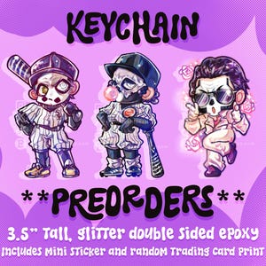 Op de afbeelding: Drie chibi-stijl karakterillustraties op een paarse achtergrond. Tekst: KEYCHAIN, PREORDERS, 8,89 cm hoog, dubbelzijdige glitter epoxy, inclusief mini-sticker en willekeurige ruilkaart. De figuren tonen twee honkbalspelers en één ander personage.