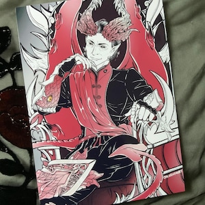 Puede incluir: Una impresión que presenta un personaje con cuernos rojos, un atuendo negro y rojo y un brazo con forma de serpiente. El personaje está sentado en un trono con un diseño de dragón rojo y blanco. La obra de arte tiene un tema de fantasía.