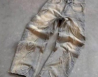 Pantalones vaqueros holgados de pierna ancha estilo vintage con apliques de llamas y bordados.