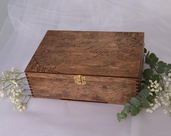 Caixa de lembranças personalizada em madeira gravada, estilo rústico com estampa floral.