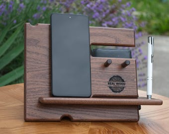 Estação de encaixe para celular personalizada em madeira, organizador de mesa, presente para homens.