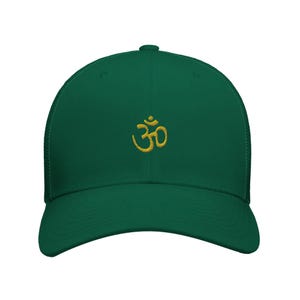 Puede incluir: Una gorra de béisbol verde oscuro con un símbolo Om bordado en oro.