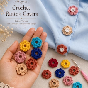 Puede incluir: Cubiertas de botones de ganchillo hechas a mano en varios colores, incluyendo amarillo, azul y rojo. Las cubiertas de diseño floral se muestran en una camisa azul claro. También se muestra el texto "Crochet Button Covers".