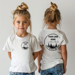 Puede incluir: Dos camisetas blancas con un diseño circular negro que presenta una silueta de bosque y el texto "YOUR LOGO HERE custom text your custom text here".
