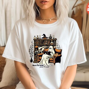 T-shirt met spookthema, griezelig boekshirt, heksenachtige spookkleding, cadeau voor bibliothecarissen in de herfst, top met lezende geest, Halloween boekshirt, gezellig herfstshirt