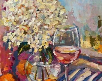 Pintura al óleo original: Hortensias blancas, copa de vino, naranjas – Bodegón floral con textura