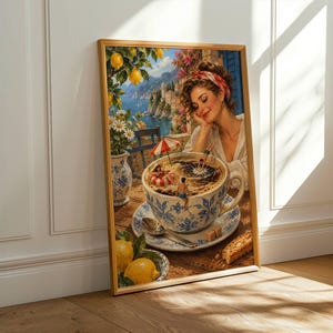 Può includere: Una stampa d'arte incorniciata che raffigura una persona che osserva una grande tazza da caffè con motivi blu e bianchi. All'interno della tazza, minuscole figure nuotano e si rilassano sotto un ombrellone rosso e bianco. Sfondo costiero mediterraneo.