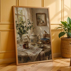 Könnte beinhalten: Ein gerahmter Kunstdruck, der ein Stillleben auf einem runden Holztisch zeigt. Das Bild enthält eine florale Teekanne, eine passende Teetasse, eine Glasvase mit grünem Blattwerk, ein Glas Marmelade und einen kleinen Vogel auf Büchern.
