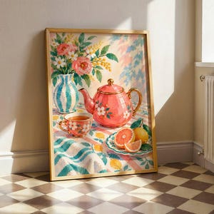 Könnte beinhalten: Ein gerahmter Kunstdruck mit einem Stillleben aus einer rosafarbenen Teekanne, einer passenden Teetasse, einer blau-weiß gestreiften Vase mit Blumen und aufgeschnittener Grapefruit auf einer karierten Tischdecke vor hellem Hintergrund.