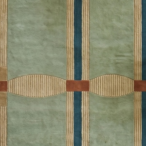 Puede incluir: Primer plano de un textil estampado con un fondo verde apagado, rayas verticales beige y turquesa, y bandas horizontales marrones y beige. El dise&ntilde;o tiene una apariencia texturizada.