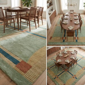 Puede incluir: Una alfombra verde claro con un dise&ntilde;o geom&eacute;trico, con detalles en azul, beige y &oacute;xido. La alfombra es rectangular con un borde curvo y est&aacute; colocada debajo de una mesa de comedor y sillas de madera.