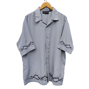 Camicia oversize con bottoni e ricamo tribale a forma di fiamma in filo di zaffiro vintage Y2K Loung
