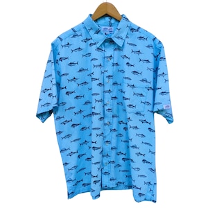Camisa abotonada con estampado de peces marinos y ropa de agua azul vintage