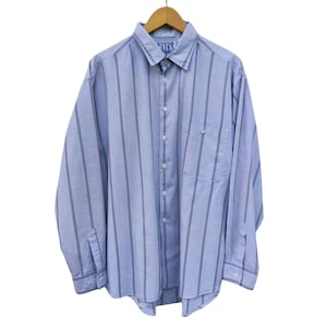 Puede incluir: Una camisa de manga larga a rayas azul claro con una tapeta de botones blanca y un pequeño bolsillo en el pecho izquierdo. La camisa tiene una etiqueta que dice "Evis".