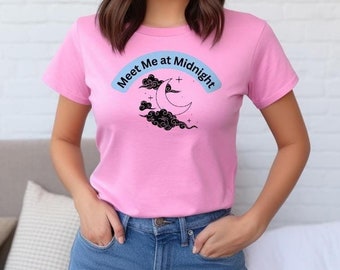 Camiseta de algodón Meet Me at Midnight - Meet Me at Midnight, ropa informal, regalo para soñadores, moda espiritual, salidas nocturnas, estaciones acogedoras