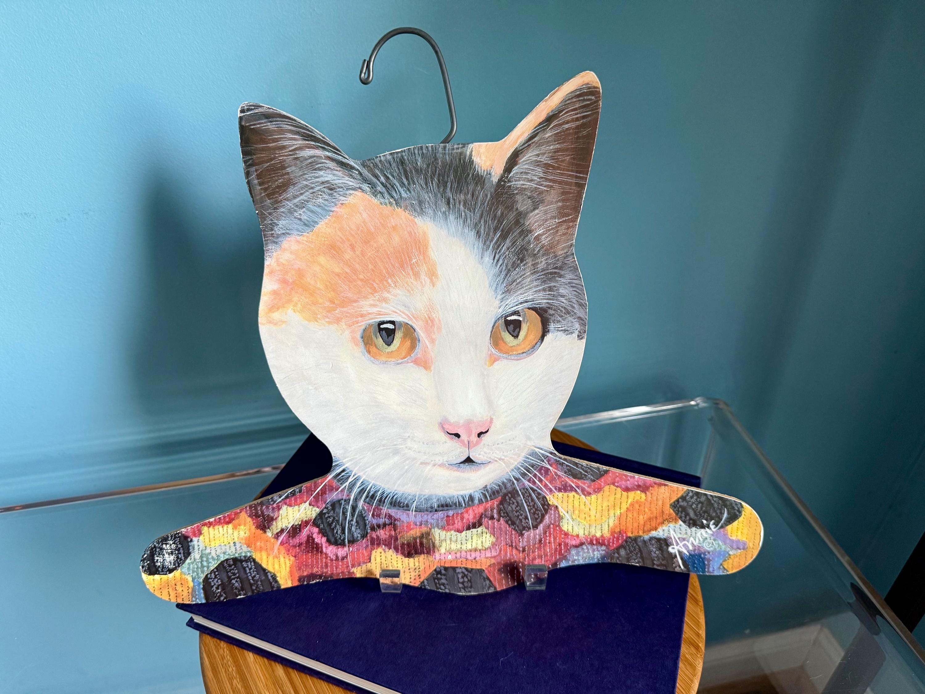 衣類ハンガー Annie Rhineharts ART Hanger Vintage Annie Rhinehart Calico Cat Clothes Hanger – Stupell Co