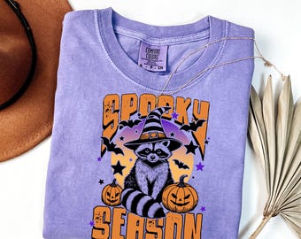 Comfort Colors® Tshirt di Halloween con strega e procione, maglietta della stagione spettrale, maglietta con zucca e procione, divertenti magliette grafiche di Halloween, carina maglietta unisex autunnale