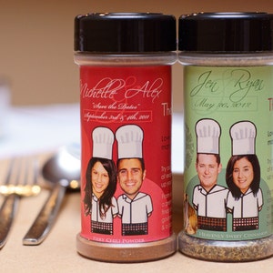 Puede incluir: Dos tarros de especias con etiquetas personalizadas para una boda. El tarro rojo dice "Michelle & Alex" y tiene una fecha del 3 y 4 de septiembre de 2011. El tarro verde dice "Jen & Ryan" y tiene una fecha del 26 de mayo de 2012. Ambos tarros tienen una imagen de una pareja vestida de chef.
