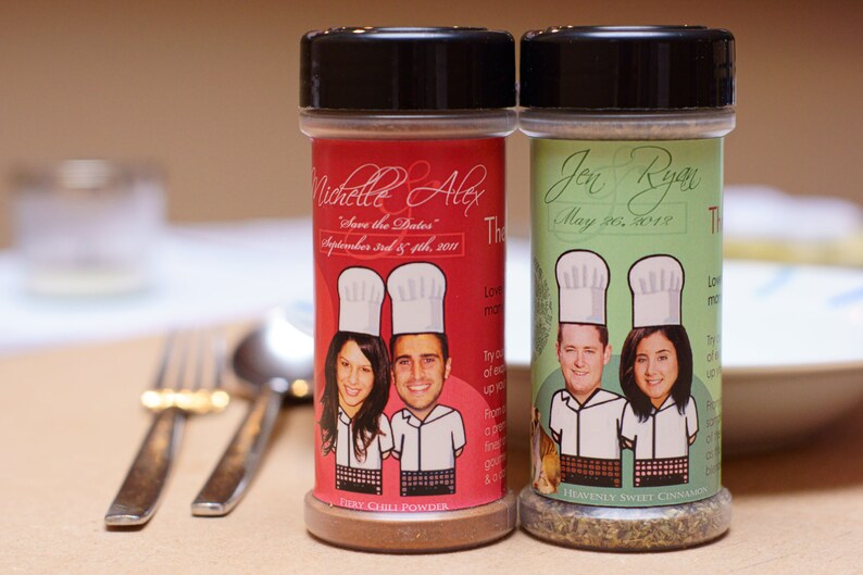 Puede incluir: Dos tarros de especias con etiquetas personalizadas para una boda. El tarro rojo dice "Michelle & Alex" y tiene una fecha del 3 y 4 de septiembre de 2011. El tarro verde dice "Jen & Ryan" y tiene una fecha del 26 de mayo de 2012. Ambos tarros tienen una imagen de una pareja vestida de chef.